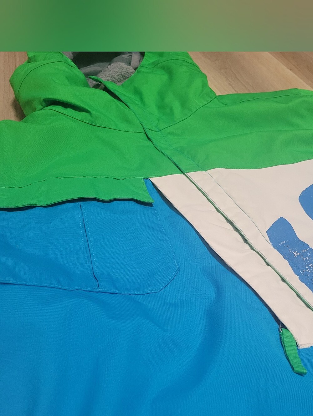686 Waterproof Snowboarding Jacket - Picture 3 of 12